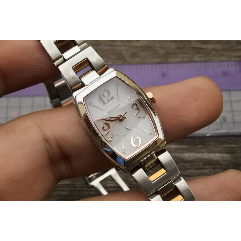 นาฬิกา Vintage มือสองญี่ปุ่น Seiko Lukia LK V111 0AR0 ผู้หญิง Cushion ระบบ Quartz ขนาด20mm ใช้งานได้ปกติ