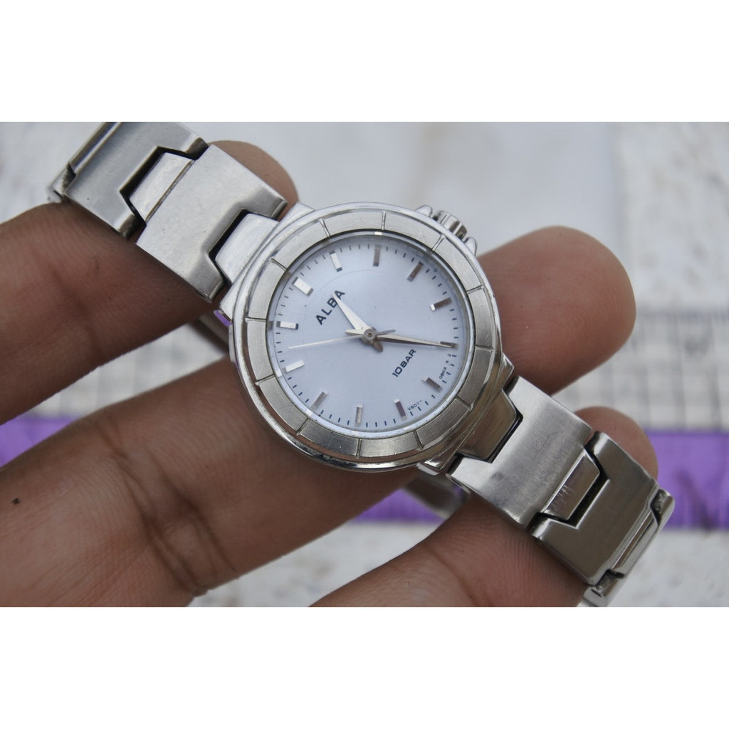 นาฬิกา Vintage มือสองญี่ปุ่น Alba Urban V501 01N0 หน้าขาว ผู้หญิง ทรงกลม ระบบ Quartz ขนาด23mm ใช้งานได้ปกติ ของแท้