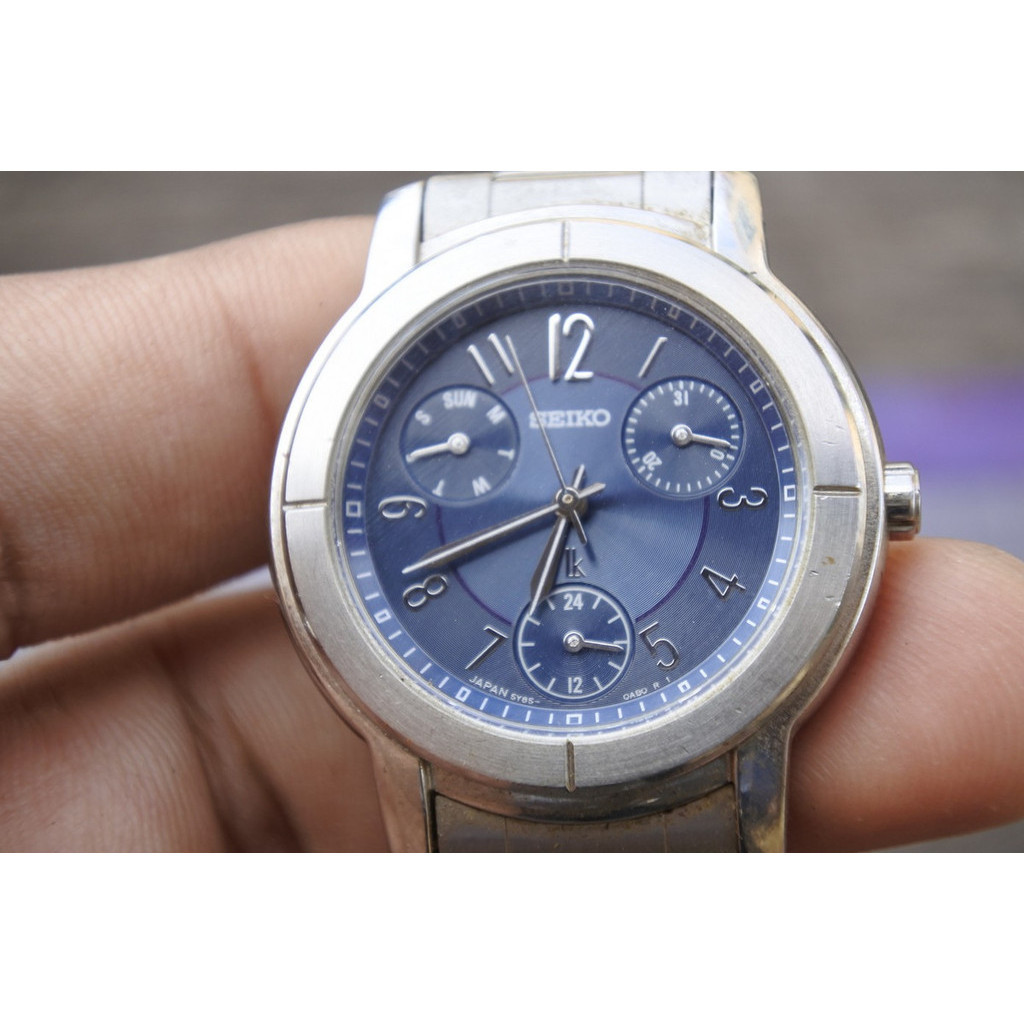 นาฬิกา Vintage มือสองญี่ปุ่น Seiko Lukia Day Date 5Y85 0AB0 หน้าสีน้ำเงิน ผู้หญิง ทรงกลม Quartz ขนาด44mm ใช้งานได้ปกติ