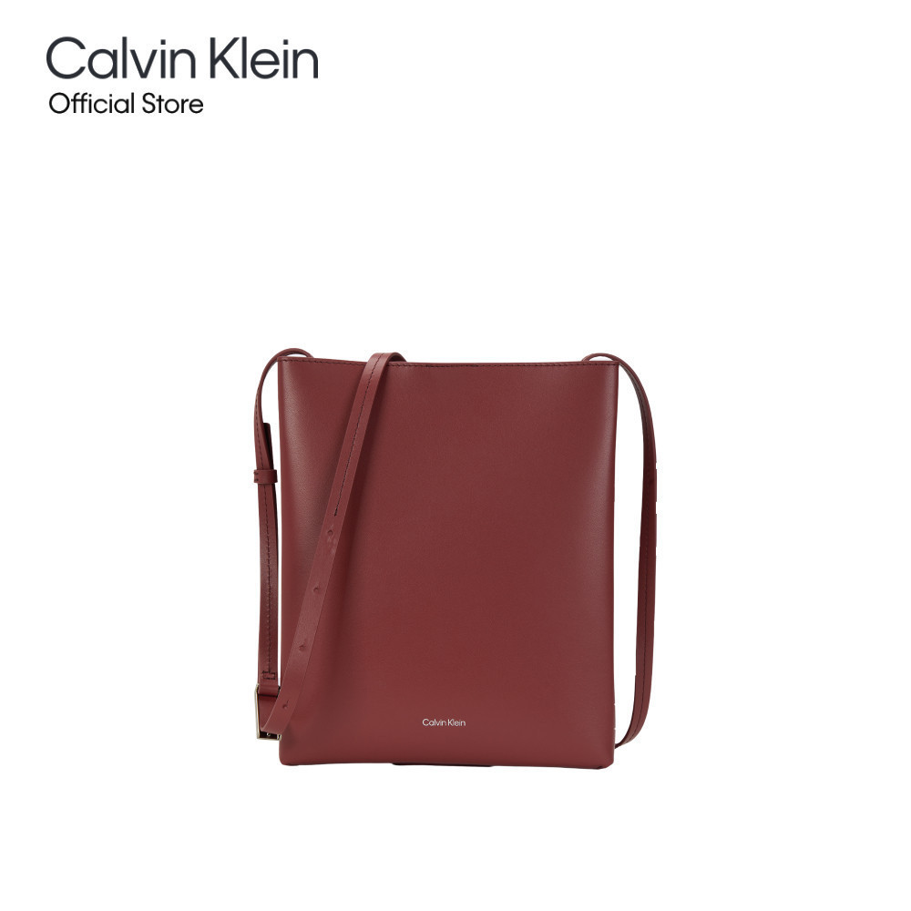 CALVIN KLEIN กระเป๋าสะพายข้างผู้หญิง Ck Paper Bag รุ่น DH3772 QFD - สี Maroon