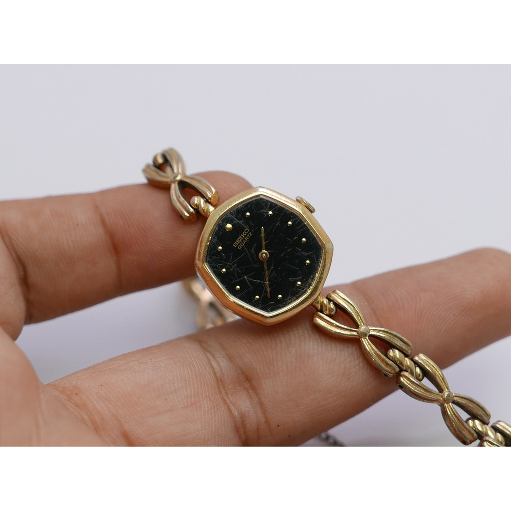 นาฬิกา Vintage มือสองญี่ปุ่น Seiko Gold Plated 1400 6430 Black Dial ผู้หญิง ทรง8เหลี่ยม ระบบ Quartz ขนาด19mm