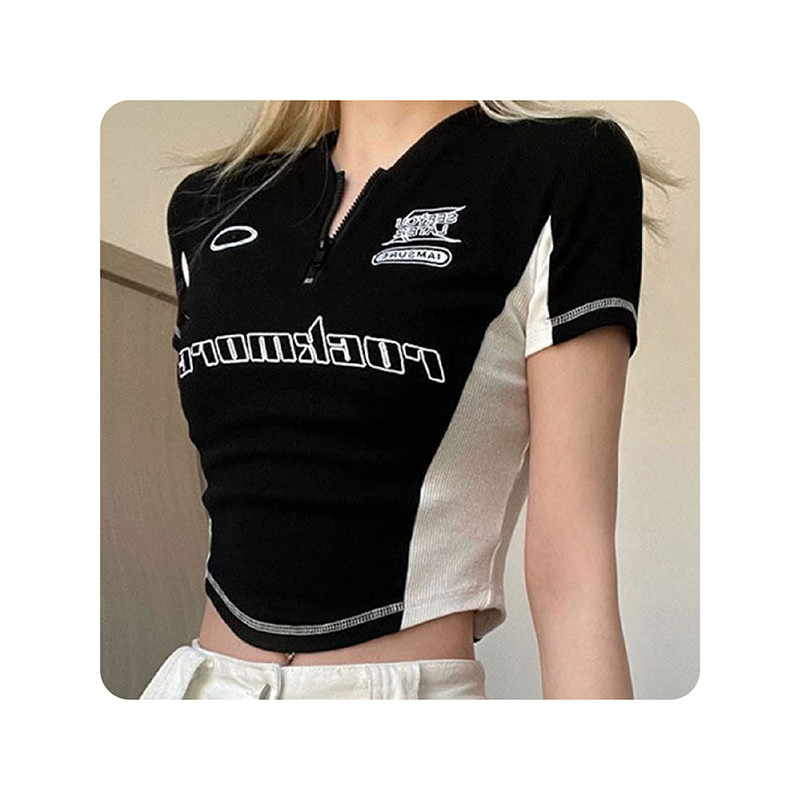 เสื้อยืดครอป สกรีนอักษร คอวี สีดำ S-M