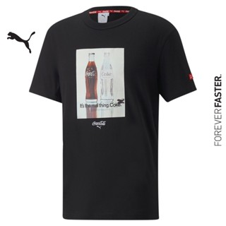 PUMA PRIME/SELECT - เสื้อยืดคอกลมผู้ชาย PUMA x COCA-COLA Relaxed Tee สีดำ - APP - 53615901