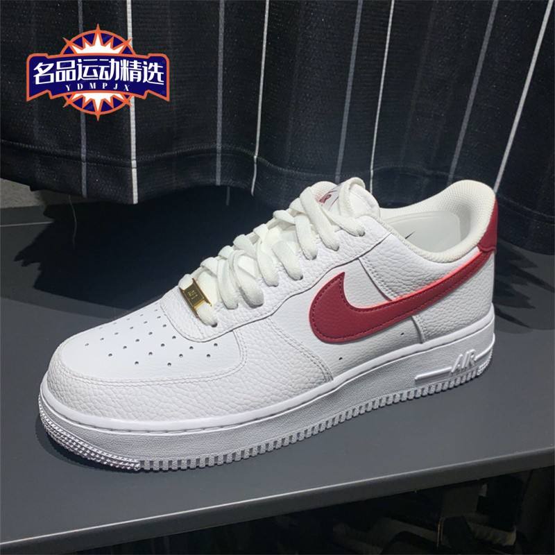❐☄รองเท้าผู้ชาย Nike ของแท้ AIR FORCE 1 AF1 รองเท้าผ้าใบลำลองต่ำสีขาวและสีแดง CZ0326-100