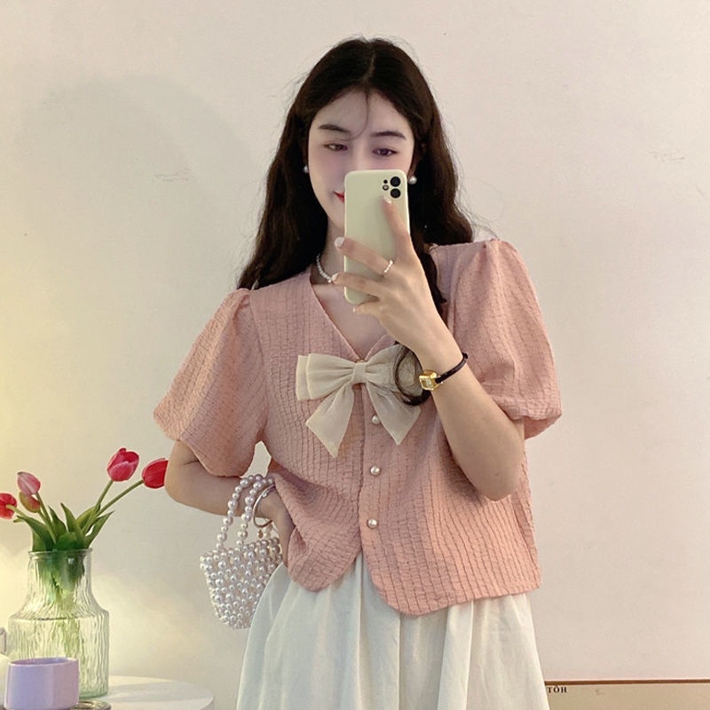 เสื้อครอปสาวอวบ เชิ้ตแขนสั้น คอวี ประดับโบว์น่ารัก ไซส์ใหญ่  แฟชั่นผู้หญิงอวบอ้วน อก38-51