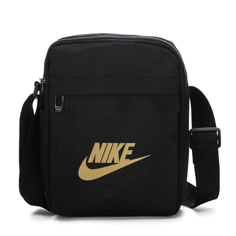 ๑✜Nike กระเป๋าสะพายไหล่ Nike ผู้ชายและผู้หญิงลำลองเดินทางโทรศัพท์มือถือกระเป๋าสะพายเล็กกีฬากระเป๋าเป้สะพายหลังขนาดเล็กกร