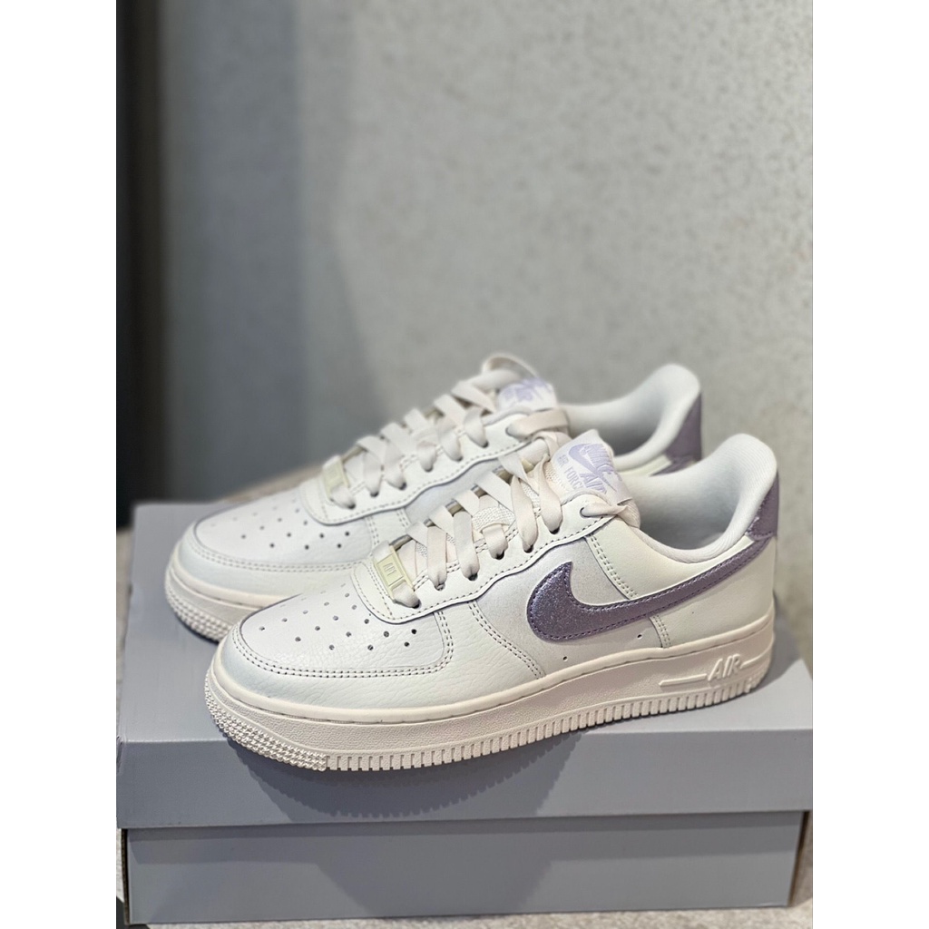 ✉รองเท้าผู้หญิง Nike Nike Air Force 1 สีขาวและสีม่วง Air Force 1 กีฬาและรองเท้าผ้าใบเพื่อการพักผ่อน DV7470-100