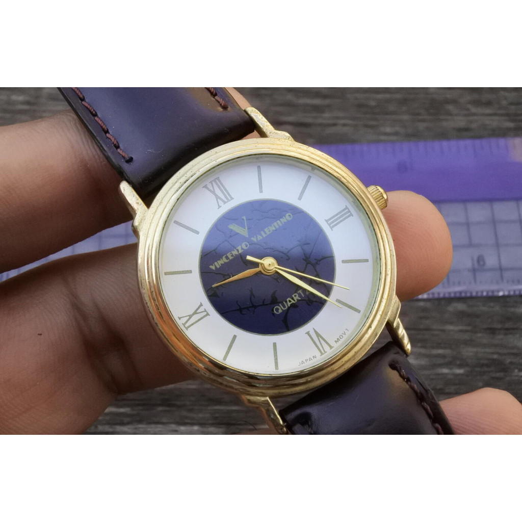 นาฬิกา Vintage มือสองญี่ปุ่น Valentino Paris หน้าปัดตัวเลขโรมัน ผู้ชาย ทรงกลม ระบบ Quartz ขนาด35mm ใช้งานได้ปกติ