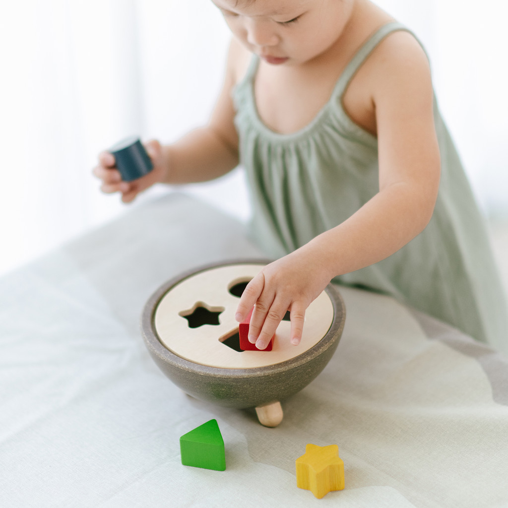 PlanToys وعاء فرز الأشكال الخشبي — صورة 2