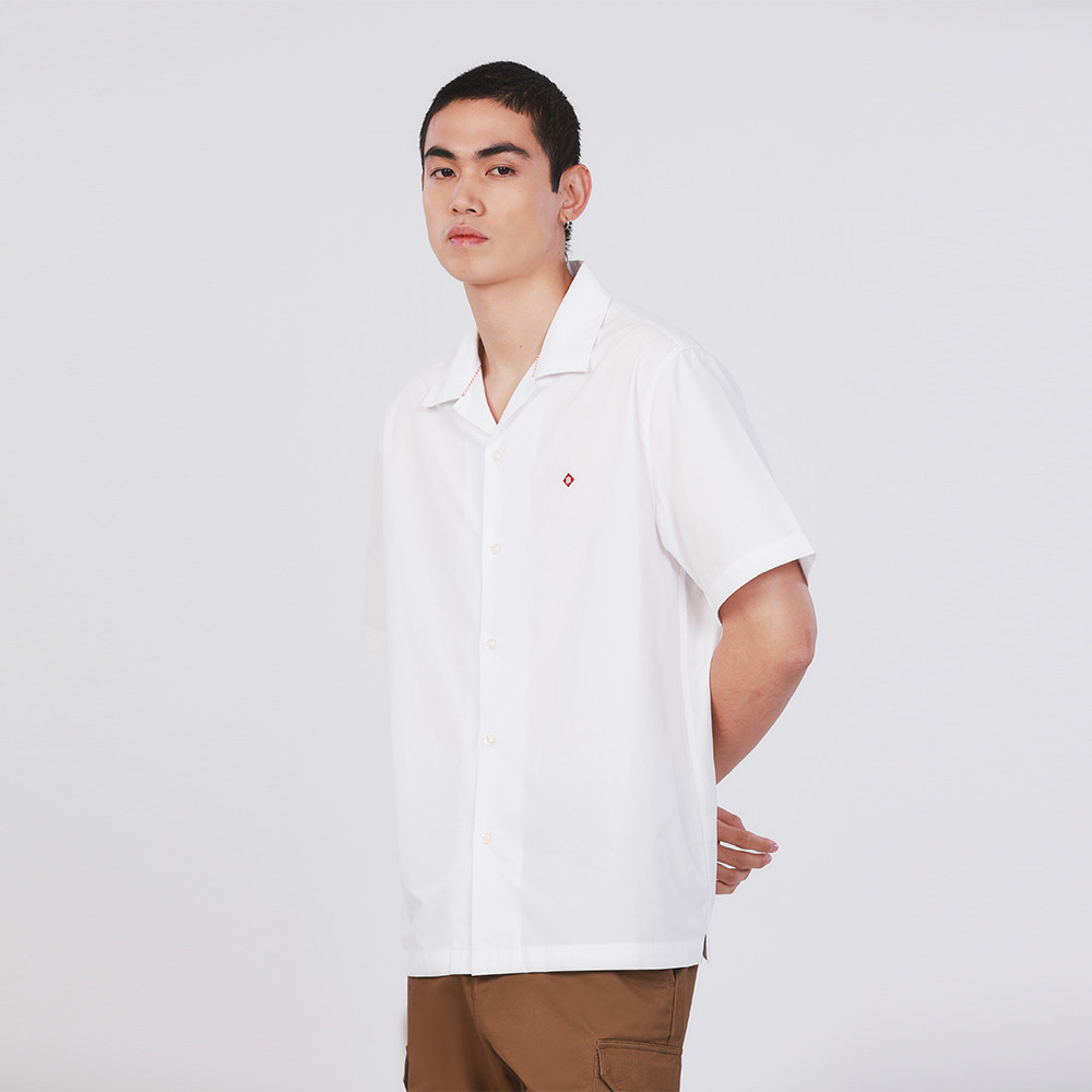 John Henry เสื้อเชิ้ตผู้ชายแขนสั้น ทรงใส่สบาย รุ่น JH S424MSSRL50 - สีขาว
