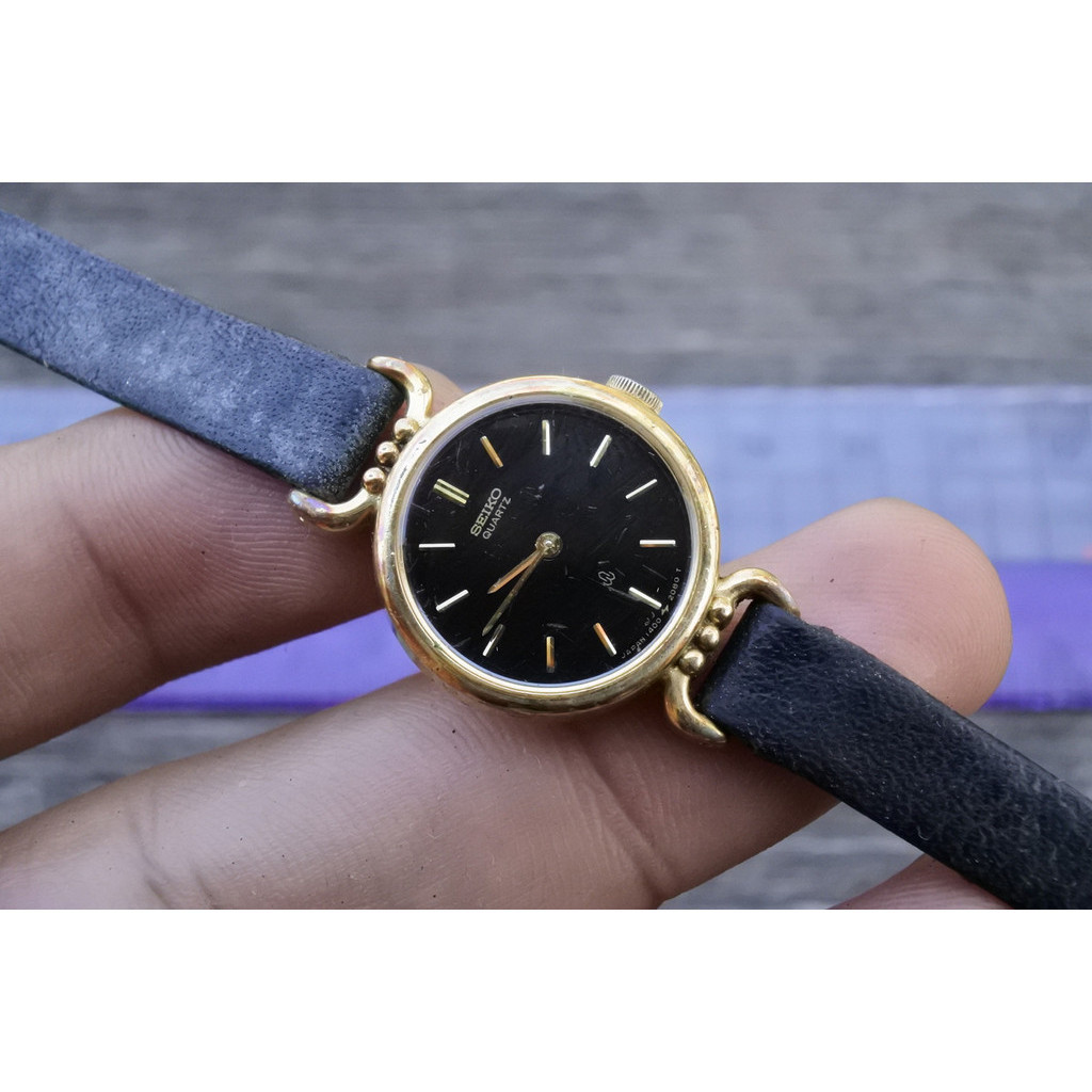 นาฬิกา Vintage มือสองญี่ปุ่น Seiko Gold Plated 1400 0500 Black Dial ผู้หญิง ทรงกลม ระบบ Quartz ขนาด20mm