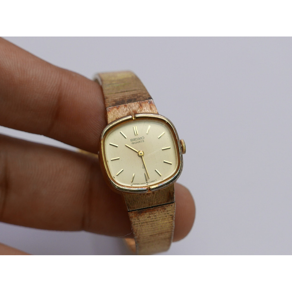นาฬิกา Vintage มือสองญี่ปุ่น Seiko Gold Plated 1400 5280 Yellow Dial ผู้หญิง ทรงสี่เหลี่ยมหมน ระบบ Quartz ขนาด20mm