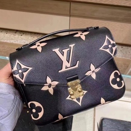 LV หลุยส์ วิตตอง M45773 POCHETTE MÉTIS ดอกไม้สีขาวสีดำหนังเต็มนูนกระเป๋าสะพายข้างกระเป๋าสะพายข้างกระ