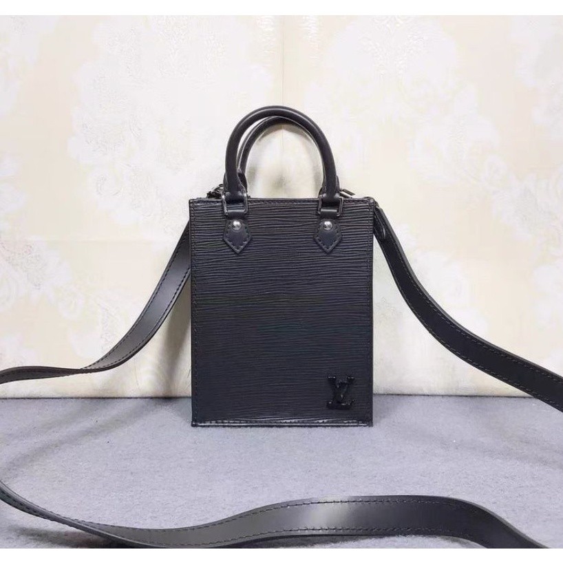 LV LOUIS VUITTON มือสอง M69441 epi black water ripple mini music bag กระเป๋าสะพายข้างแบบพกพากระเป๋าอ