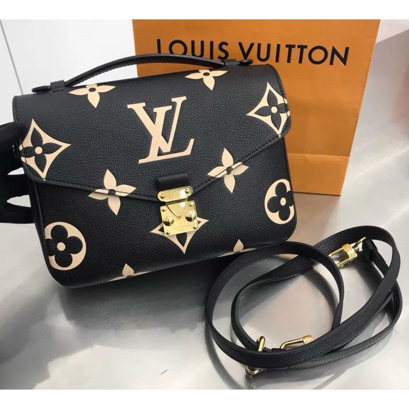 LV POCHETTE M45773 มือสองสีดำนูนโลโก้ขนาดใหญ่กระเป๋าสะพายข้างกระเป๋าเป้สะพายหลังกระเป๋าสะพายข้างในสต