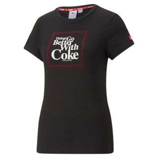 PUMA PRIME/SELECT - เสื้อยืดคอกลมผู้หญิง PUMA x COCA-COLA Graphic Tee สีดำ - APP - 53618601