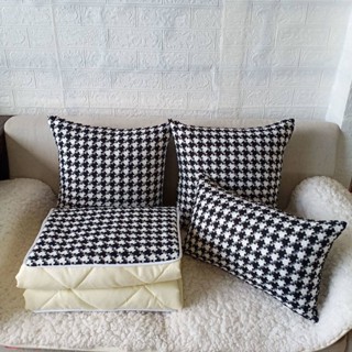 กระโปรงเทนนิส กระโปรง กระโปรงนักศึกษา หมอนอิงโซฟา houndstooth แบบเรียบง่ายผ้าห่มเบาะรองนั่งแฟชั่นสไตล์นอร์ดิกสีดำและสีขาวทันสมัยหรูหราเบาๆในปลอกหมอนแบบใช้คู่