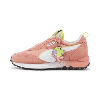 PUMA KIDS - รองเท้าผ้าใบเด็กโต PUMA x SPONGEBOB Rider FV สีชมพู - FTW - 39211901