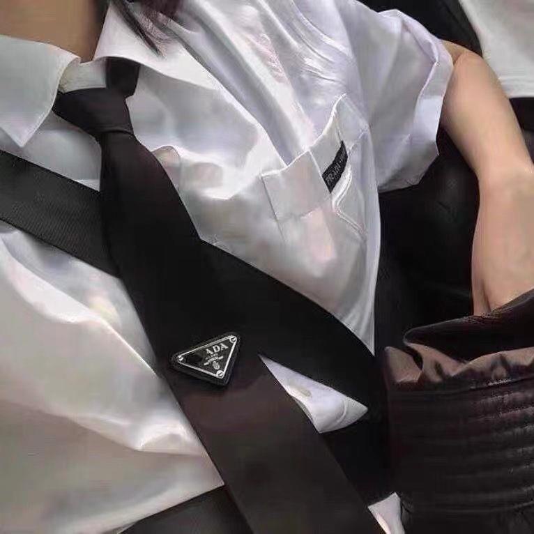 Prada P บ้าน กลับหัว สามเหลี่ยม สไตล์ยุโรปและอเมริกา สไตล์เกาหลี โบผูก กลับหัว สามเหลี่ยม ผู้ชายและผู้หญิง สไตล์เดียวกัน