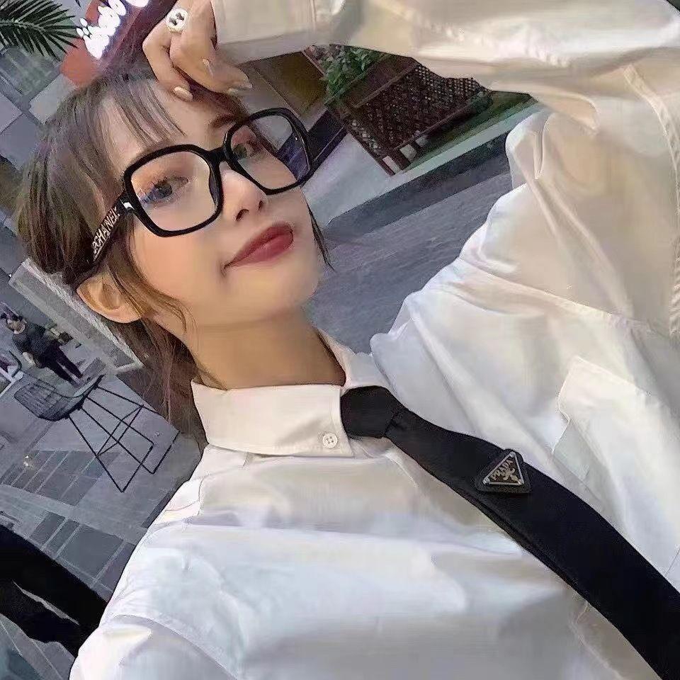 Prada P บ้าน กลับหัว สามเหลี่ยม สไตล์ยุโรปและอเมริกา สไตล์เกาหลี โบผูก กลับหัว สามเหลี่ยม ผู้ชายและผู้หญิง สไตล์เดียวกัน