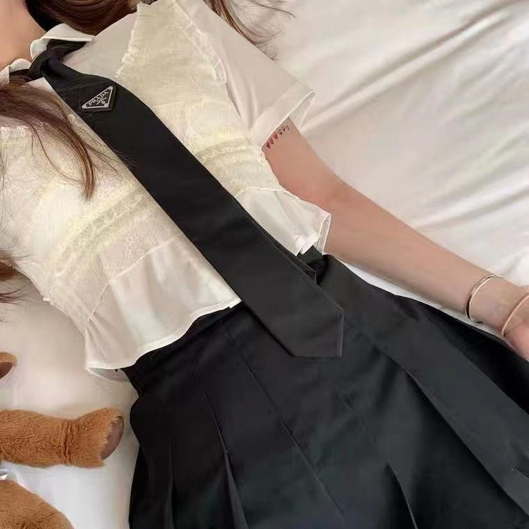 Prada P บ้าน กลับหัว สามเหลี่ยม สไตล์ยุโรปและอเมริกา สไตล์เกาหลี โบผูก กลับหัว สามเหลี่ยม ผู้ชายและผู้หญิง สไตล์เดียวกัน