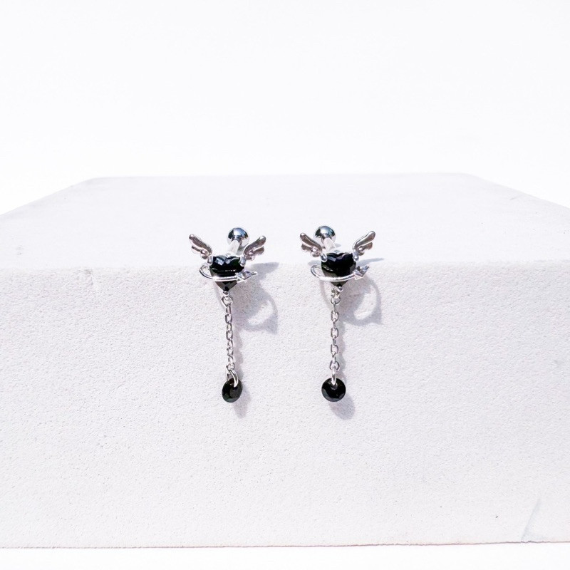 จิวต่างหูเกาหลี More Than Piercing: D050 Black Wing Dangle