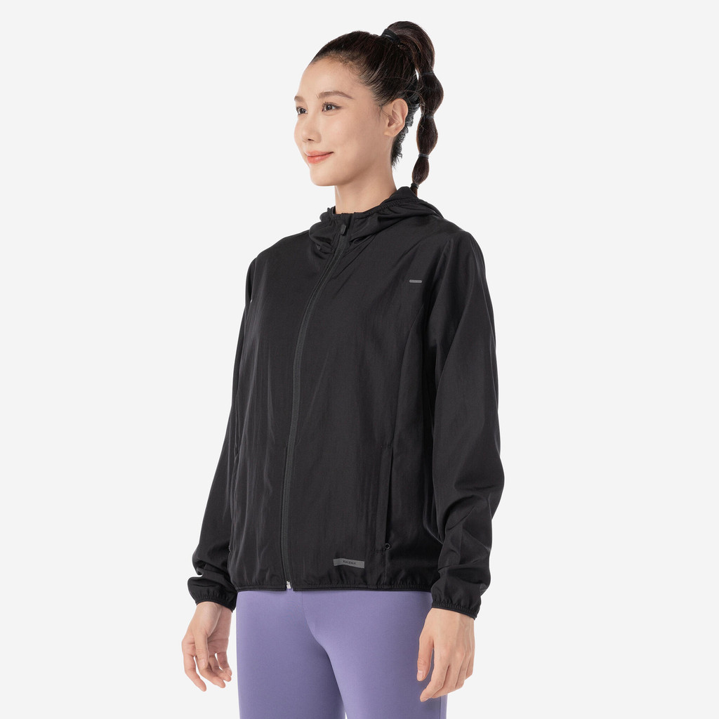 KALENJI - เสื้อแจ็คเก็ตใส่วิ่งกันลมสำหรับผู้หญิงรุ่น RUN 100 (สีดำ) - Women's windproof running jack