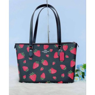 💥🍓กระเป๋าสะพายไหล่Tote สีดำลายสตอเบอรี่🍓
🍓💥🍓New Coach Gallery Tote With Wild Strawberry Print