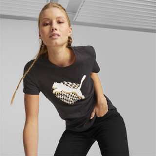 PUMA BASICS - เสื้อยืดผู้หญิง GRAPHICS Houndstooth สีดำ - APP - 67445401