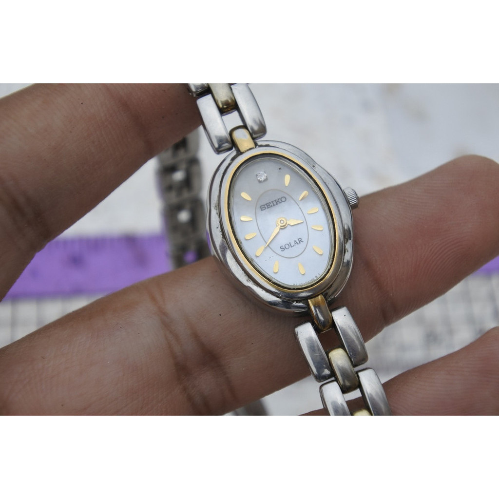 นาฬิกา Vintage มือสองญี่ปุ่น Seiko V110 0AG0 หน้าปัดสีเทา ผู้หญิง รูปไข่ ระบบ Solar ขนาด20mm ใช้งานได้ปกติ ของแท้