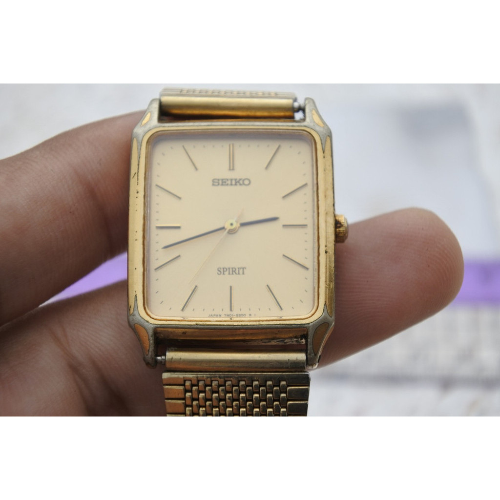 นาฬิกา Vintage มือสองญี่ปุ่น Seiko Spirit 7N01 5180 หน้าสีเหลืองทอง ผู้ชาย ทรงสี่เหลี่ยม Quartz ขนาด27mm ใช้งานได้ปกติ