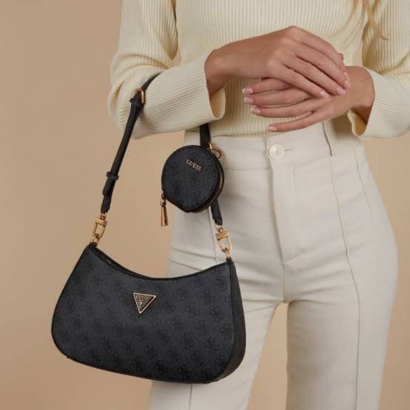 👜👜กระเป๋าสะพาย ผู้หญิง รุ่นใหม่ 
New Guess Alexie Top Zip Shoulder Bag 
 ใส่เป๋าตังใบยาว ใส่มือถือได้ทุกรุ่น