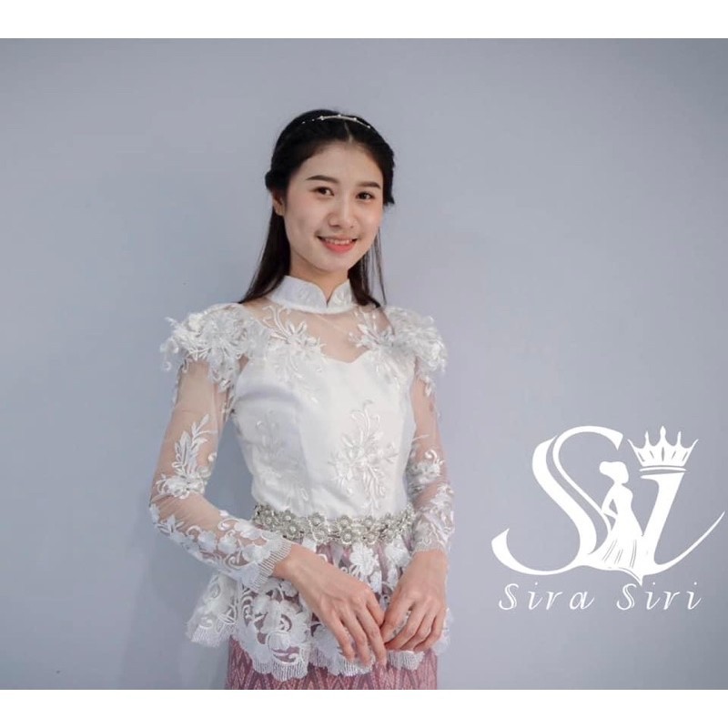 Sira Siri ชุดลูกไม้ ชุดงานบุญ ชุดแม่นาค ชุดแฟนนาค เสื้อลูกไม้เกรดพรีเมี่ยม ทรงร.5 แต่งชายระบาย ผ้าถุงสำเร็จรูปทอลายสวยๆ ราคา ถูกที่สุด ดีลบีเคเค แกลเลอรีภาพที่ 5