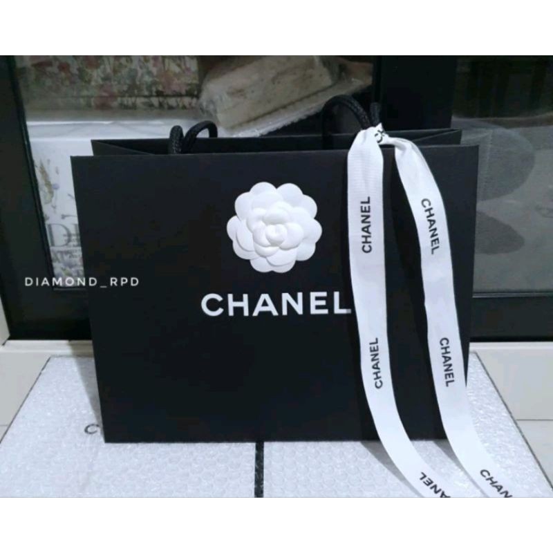 ถุงแบรนด์เนม Chanel ขนาด12 นิ้ว สีดำพร้อมริบบิ้นChanel+ดอกคามิเลีย ครบเซ็ท ของแท้💯%จากเคาน์เตอร์ไทย
