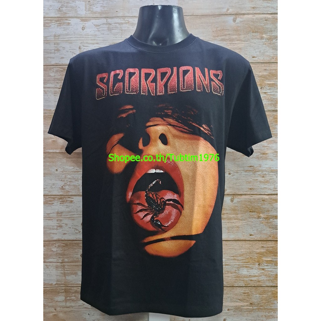 เสื้อวง Scorpions ลาย ลิ้นแมงป่องและหัวใจไฟ สกอร์เปียนส์ เสื้อวินเทจ Graphic สีดำ SPS1932