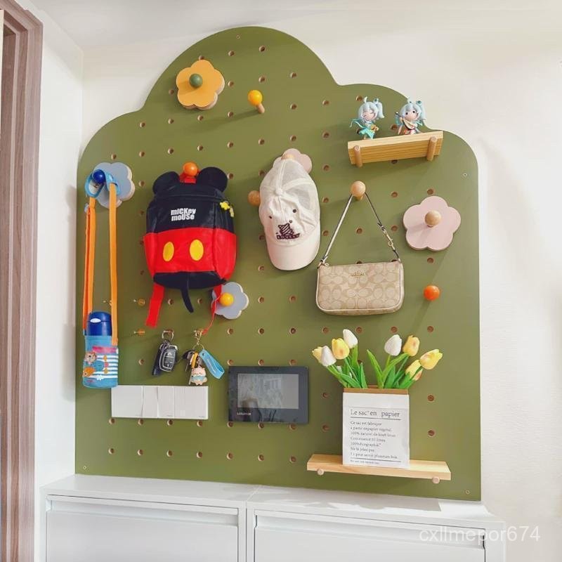 ตู้รองเท้าไม้เนื้อแข็งแบบ Pegboard สำหรับทางเข้า ติดผนังเหนือชั้นเก็บของ ตกแต่งบ้าน ผนังพื้นหลัง 0DO