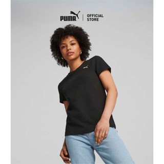 PUMA BASICS - เสื้อยืดแบบมีโครงสร้างสำหรับผู้หญิง HER สีดำ -…