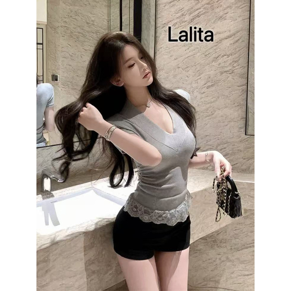 พร้อมส่ง  สไตล์ใหม่ ทรงสลิมฟิต  เสื้อยืดแขนสั้นคอวีหญิงสาวร้อน เสื้อท็อปสตรีลูกไม้เซ็กซี่ Lalita