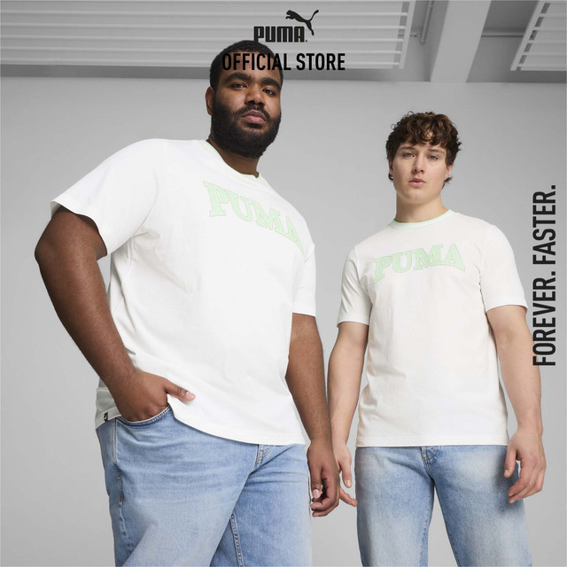 PUMA BASICS - เสื้อยืดผู้ชายลายกราฟิก PUMA SQUAD สีขาว - 67896752