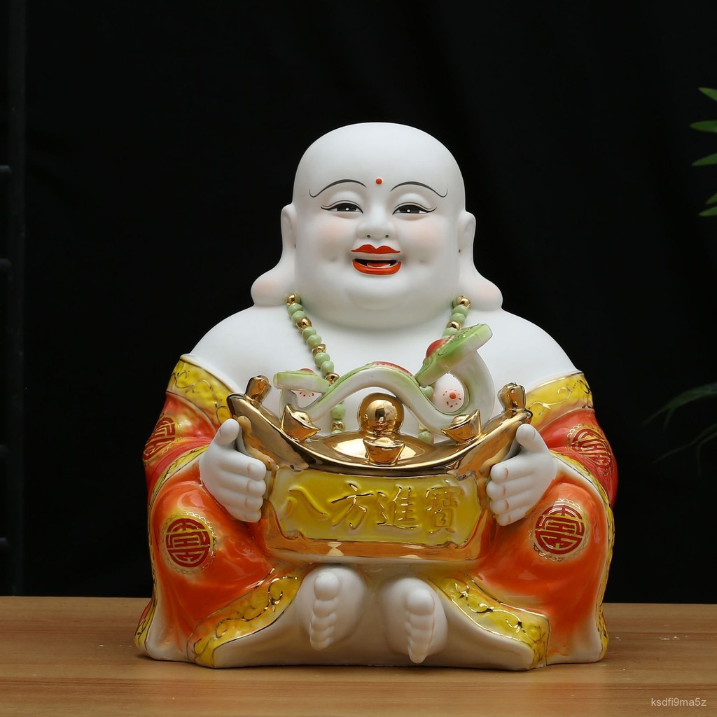 เซรามิกนั่งบนพื้นกอดพระและหัวเราะ 8UHO