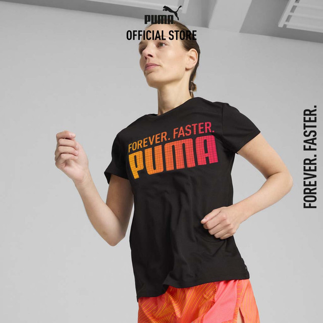 PUMA RUNNING - เสื้อยืดผู้หญิงลายกราฟิก PUMA RUN Fav สีดำ 52614401
