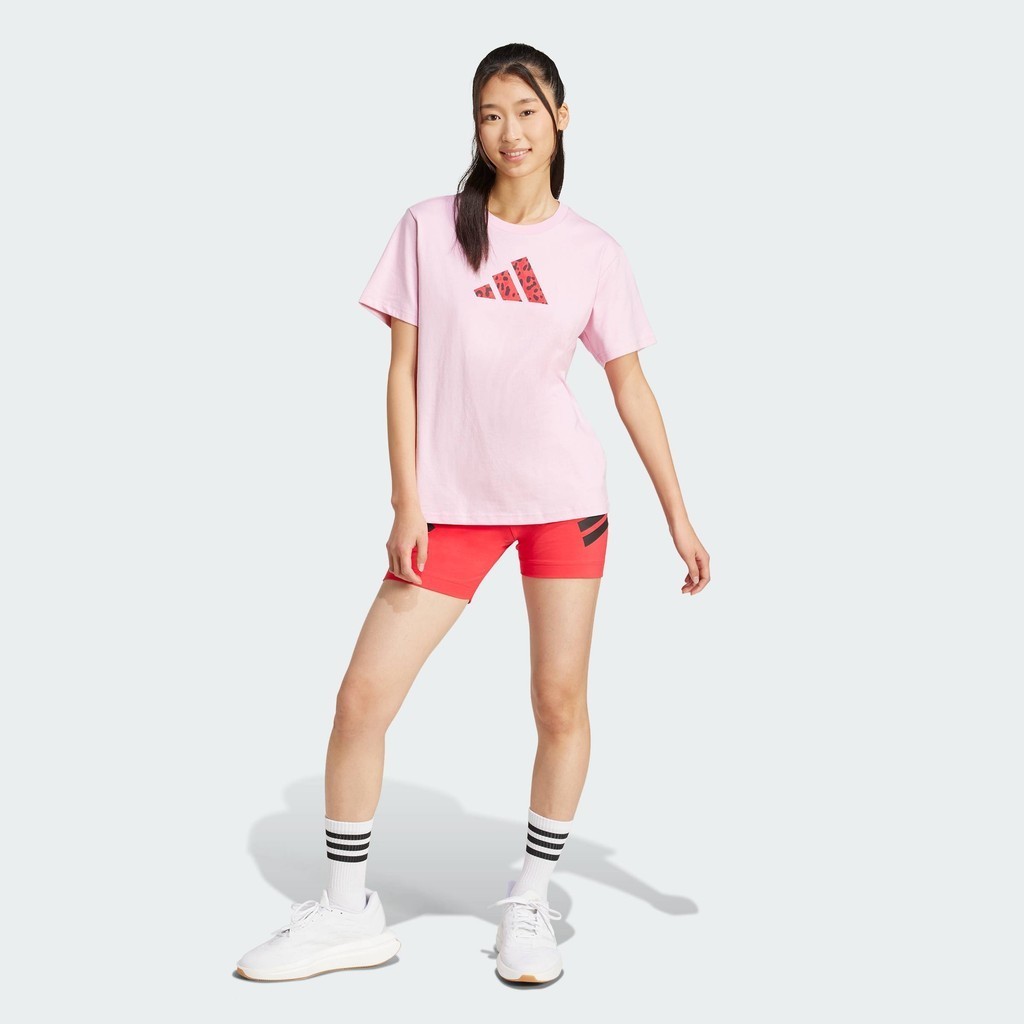 adidas ไลฟ์สไตล์ เสื้อยืดพิมพ์ลาย Future Icons ผู้หญิง สีชมพู JJ4123 ราคา ถูกที่สุด ดีลบีเคเค แกลเลอรีภาพที่ 7