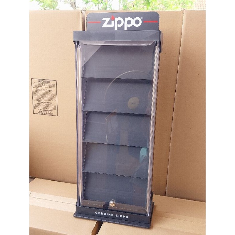 ตู้โชว์ Zippoแท้ แบบ 15 สินค้าใหม่ยังไม่ผ่านการใช้งาน งานแท้100%  ตู้ออกแบบมาฝาล็อกกุญแจ ตั้งพื้นหรือแขวงผนังได้