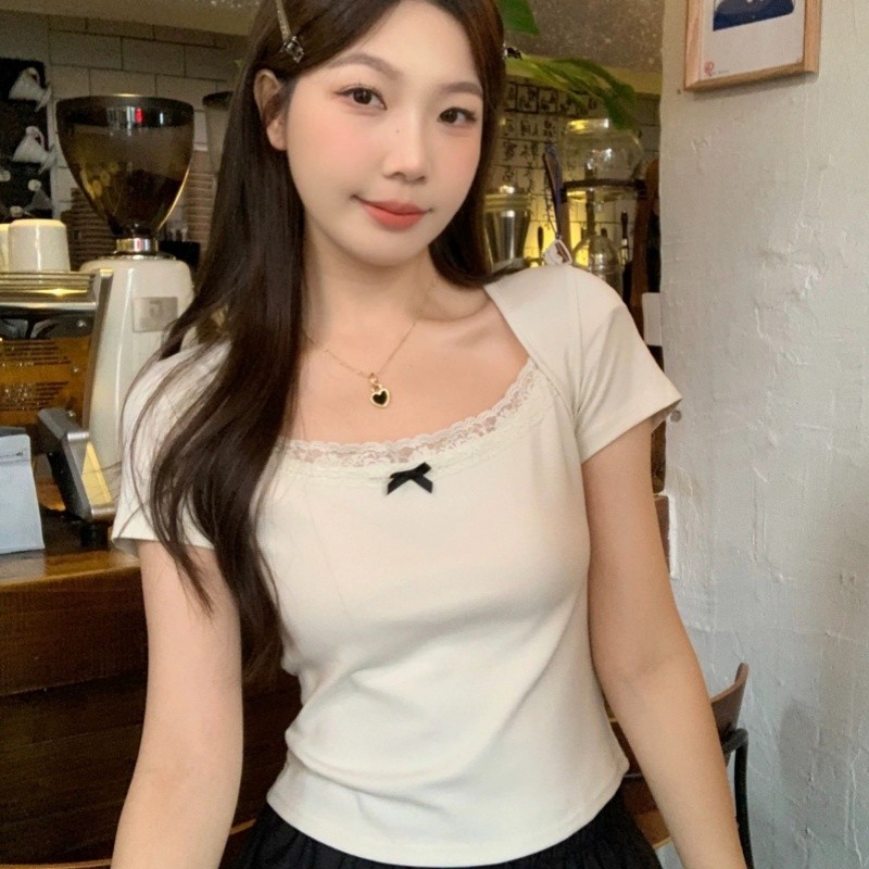 เสื้อยืดแขนสั้นขอบลูกไม้ผู้หญิงคอต่ำทรงเข้ารูปเสื้อยืดดีไซน์ Sense Short Top
