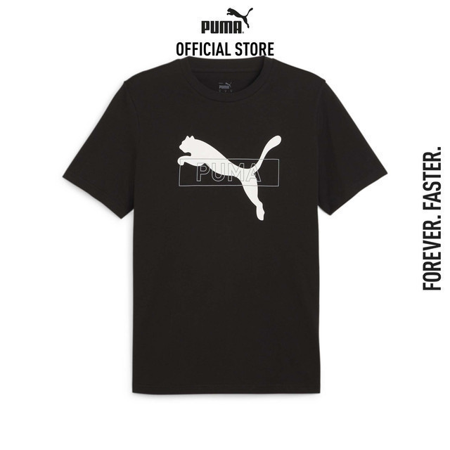 PUMA BASICS - เสื้อยืดผู้ชายลายกราฟิก DESERT ROAD สีดำ - 67970501