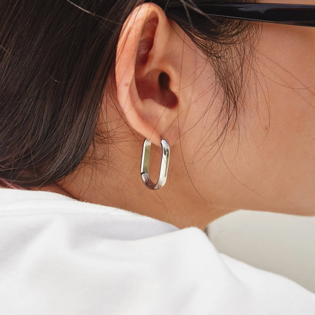 Valichain - Virginia Oval Hoop Earring (White Gold)