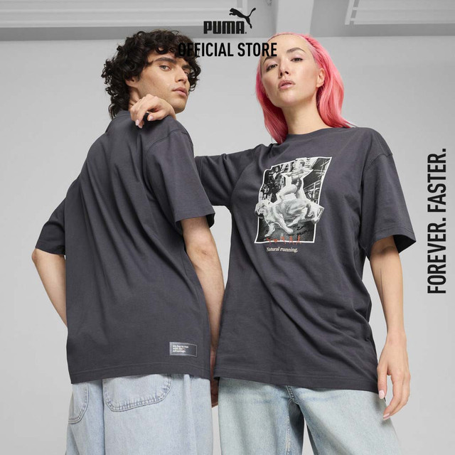 PUMA PRIME/SELECT - เสื้อยืดกราฟิกยูนิเซ็กซ์ CLUB DE COURSE สีเทา 62672969