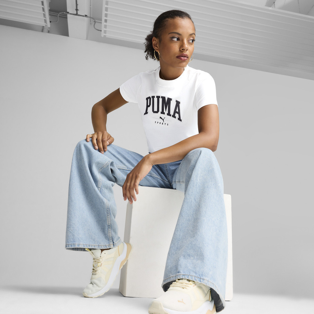 PUMA BASICS - เสื้อยืดผู้หญิงลายกราฟิก PUMA SQUAD สีขาว 68153702 — صورة 4