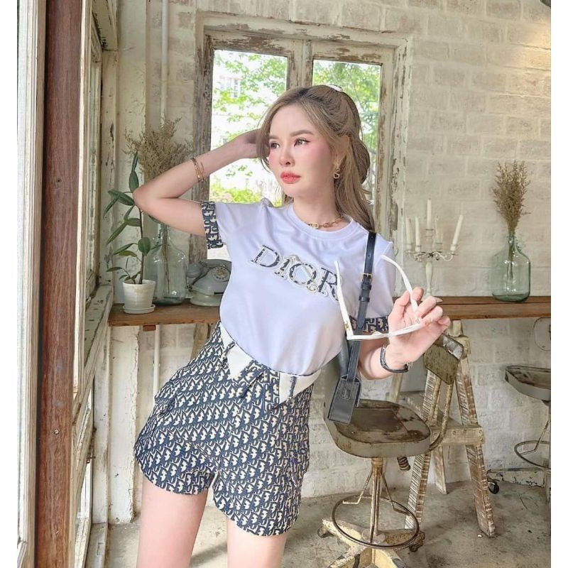 พร้อมส่ง ชุดเซ็ตเสื้อแขนสั้นผ้ายืดปักโลโก้คู่กับกางเกงขาสั้นแต่งขอบเอวงานสวยดูดีใส่สบายๆใส่เที่ยวเอาอยู่มีขนาด 2 ไซส์