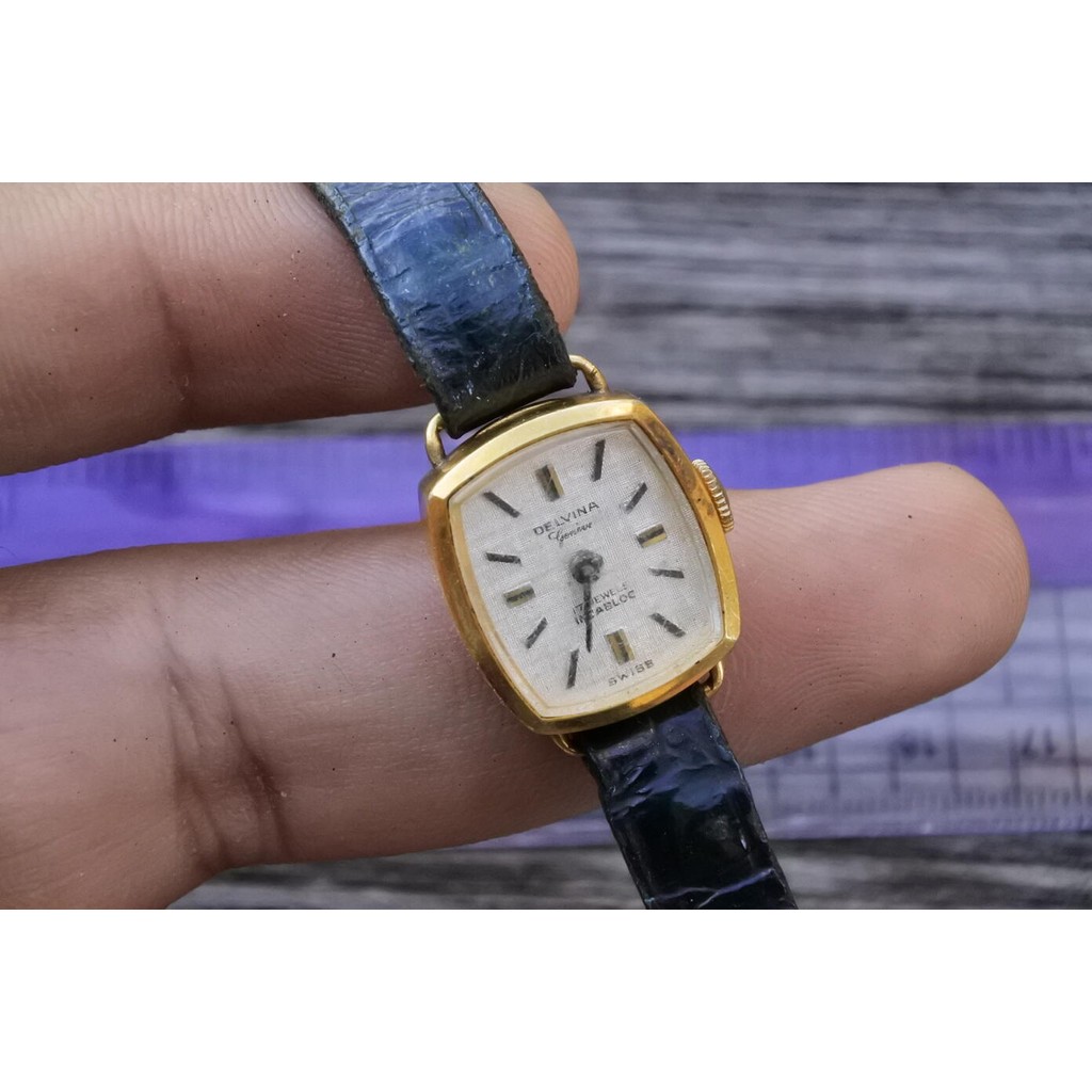 นาฬิกา Vintage มือสองญี่ปุ่น Delvina Textured Dial ผู้หญิง ระบบ ไขลาน รูปทรงเบาะ 17mm ใช้งานได้ปกติ